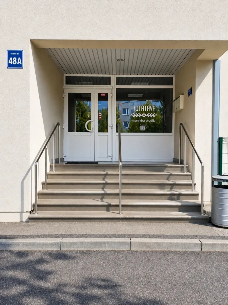 Ieejas durvis ar uzrakstu Rotātava un numuru 48A